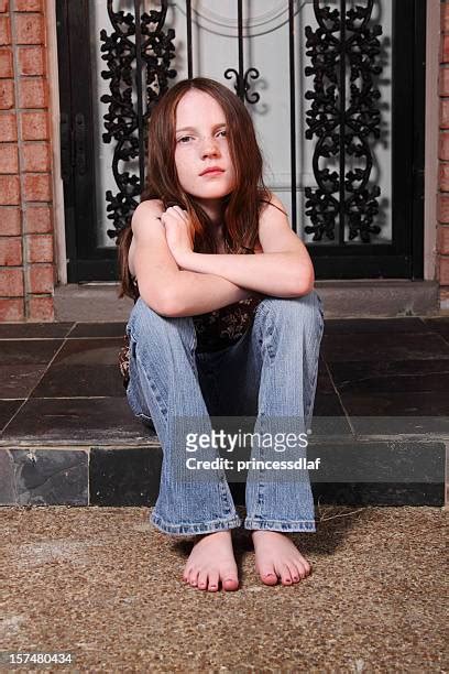 5,609 Tween Girl Barefoot Stock Photos & High